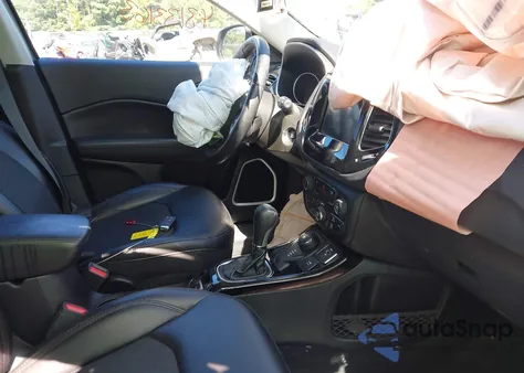 2019 Jeep Compass Altitude 4X4 z USA, uszkodzony, nr VIN 3C4NJDBB5KT697213